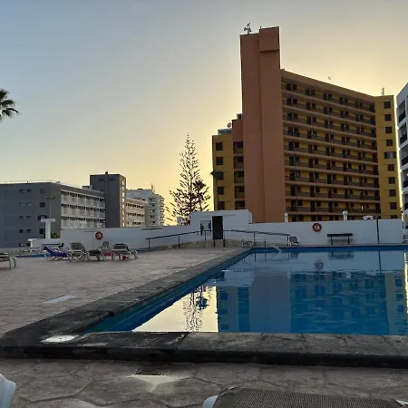 Con Piscinas Y Parking