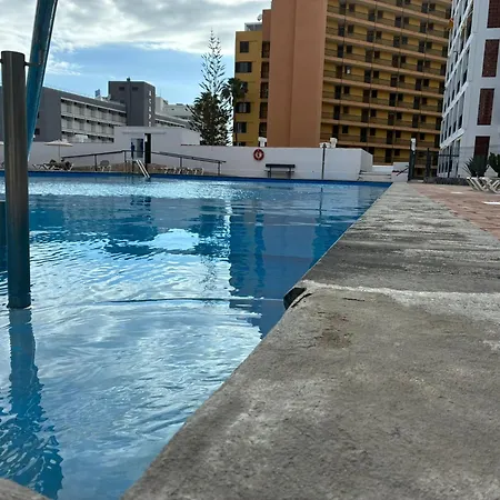 Con Piscinas Y Parking Apartman